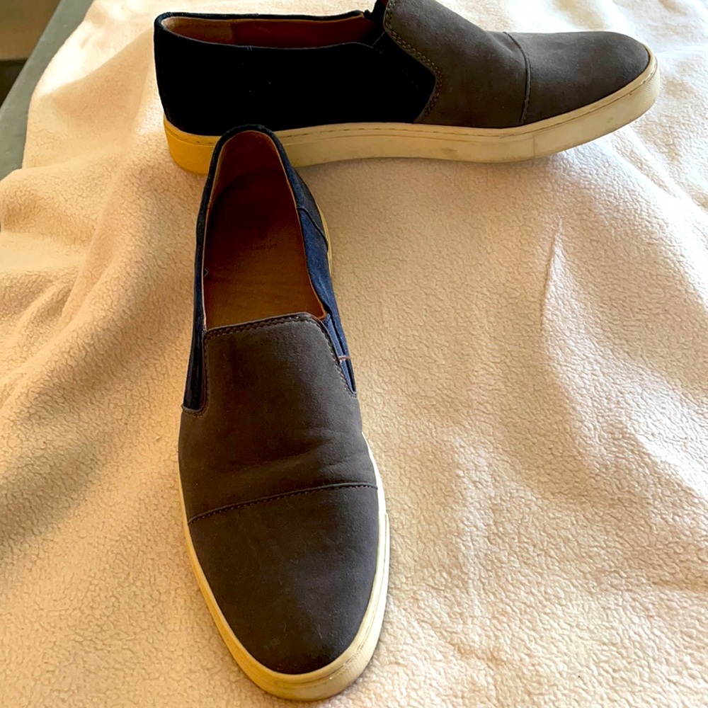 Gently used fry slip bonds, charcoal gray and navy two tone